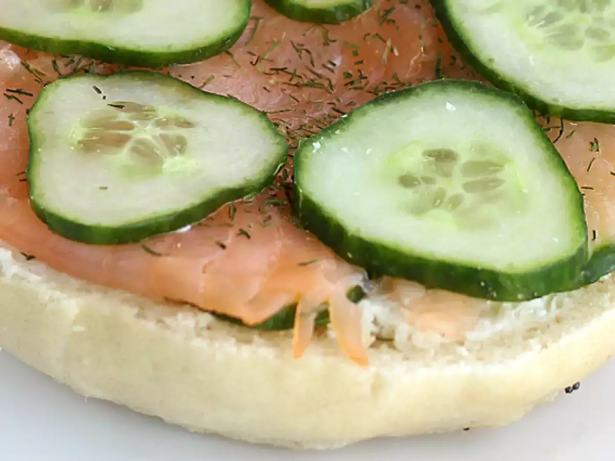 Bagel s lososom, uhorkou a syrom fromage frais - foto 4
