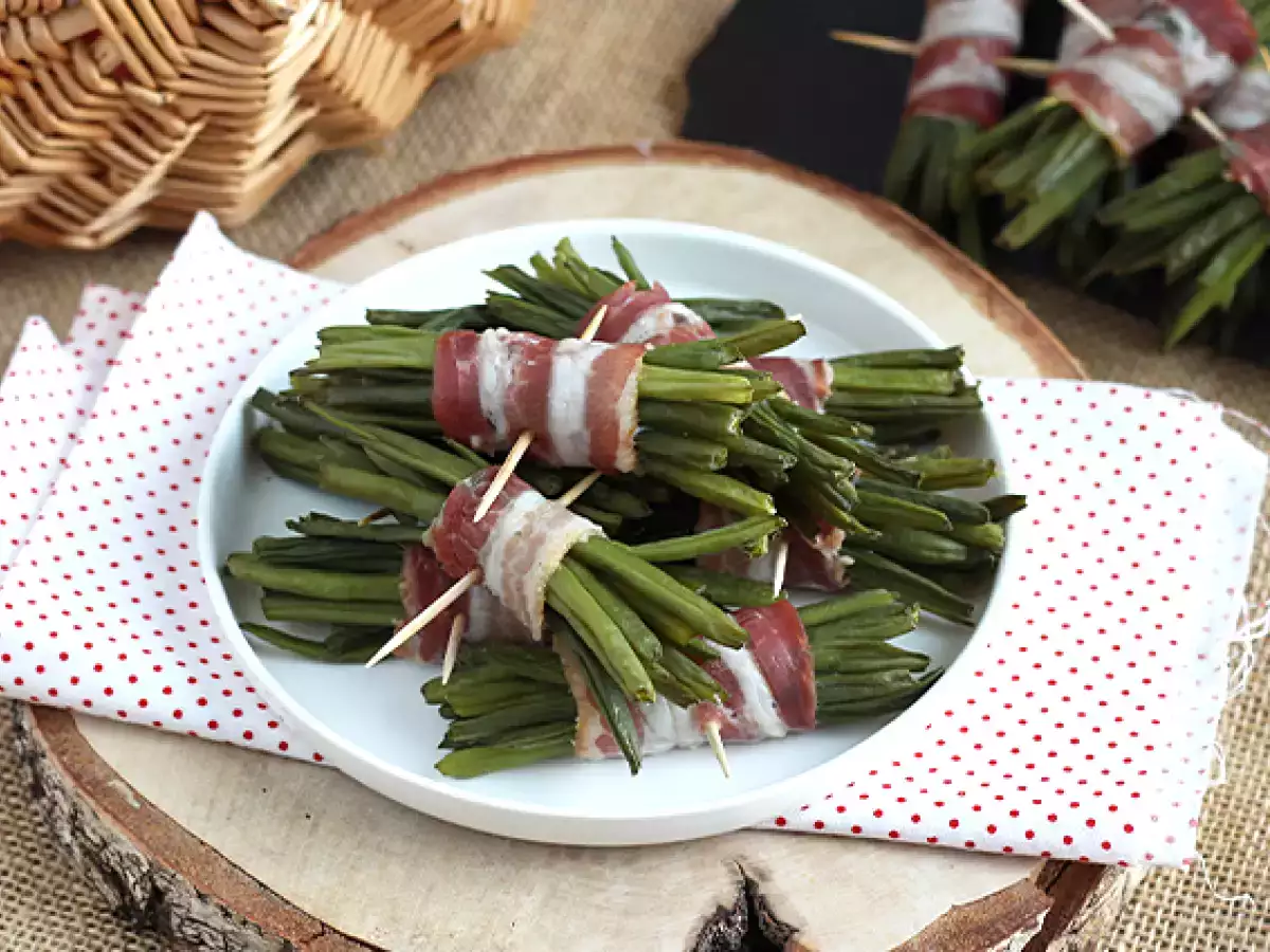 Balíky zelenej fazule a údená slanina