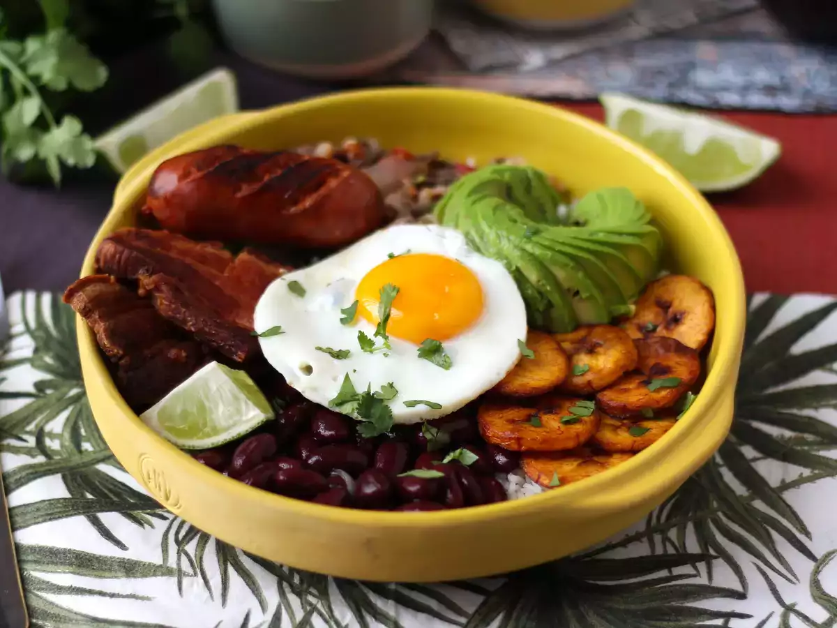 Bandeja Paisa, kolumbijské jedlo plné chuti a tradície