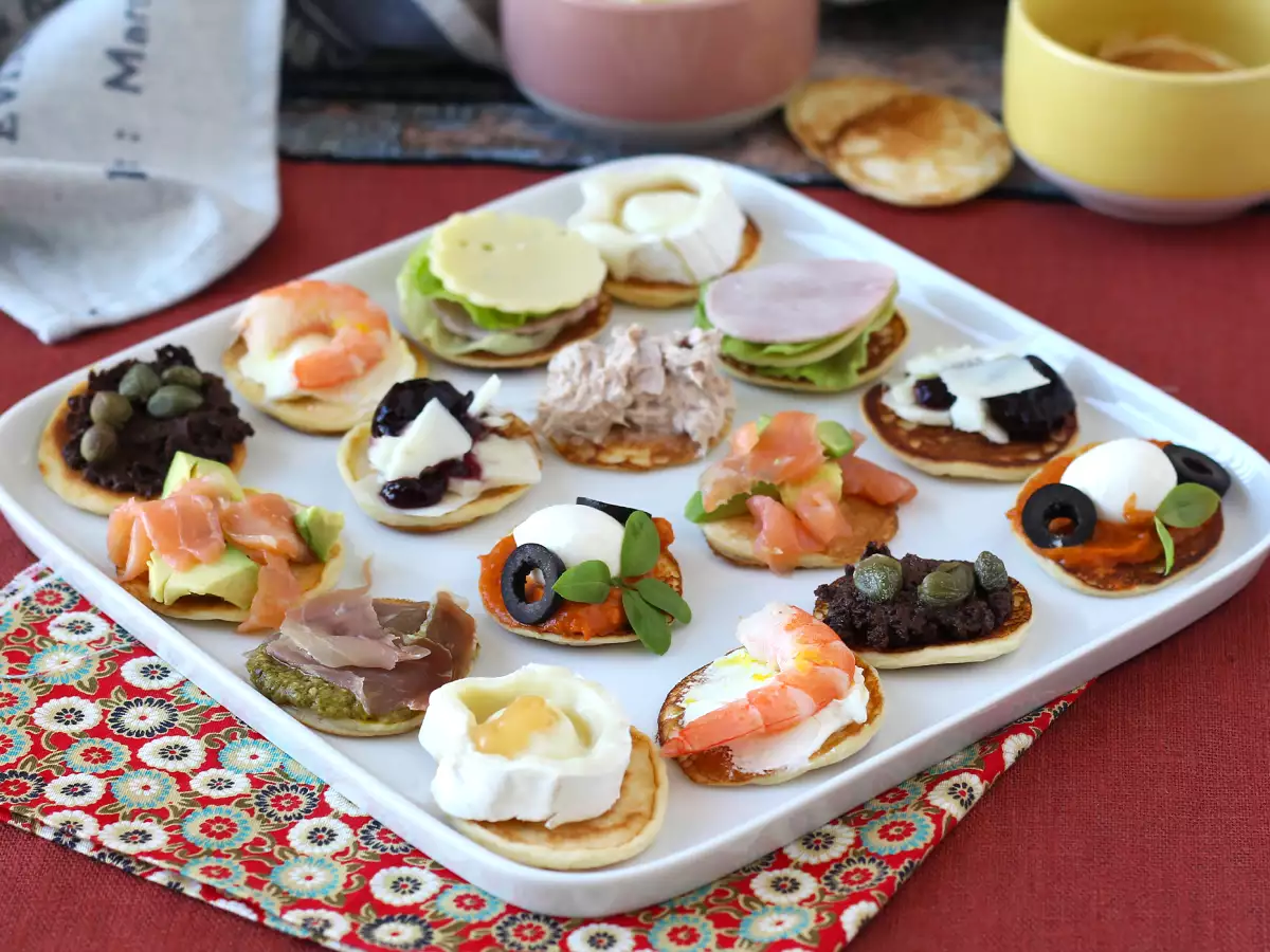 Blini tanier s náplňami, dokonalý pestrý aperitív na sviatočné obdobie