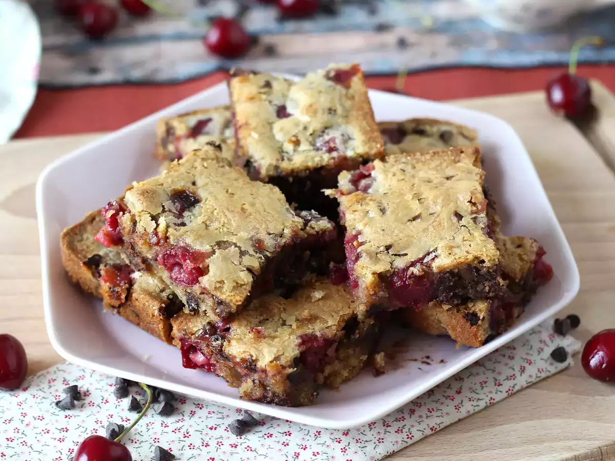 Blondie čerešne a čokoláda, dokonalý chrumkavý a fondánový koláč - foto 3