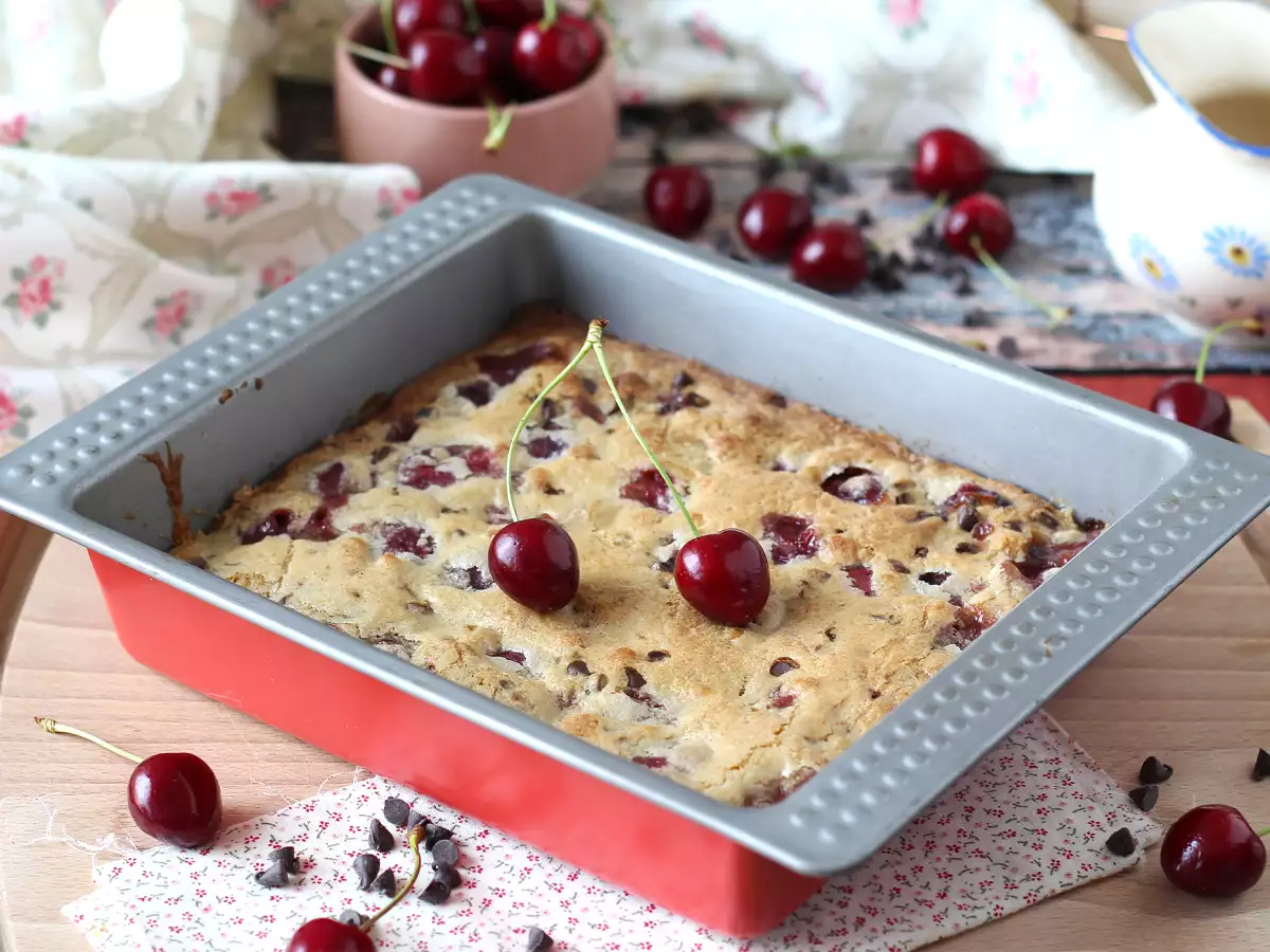 Blondie čerešne a čokoláda, dokonalý chrumkavý a fondánový koláč - foto 4