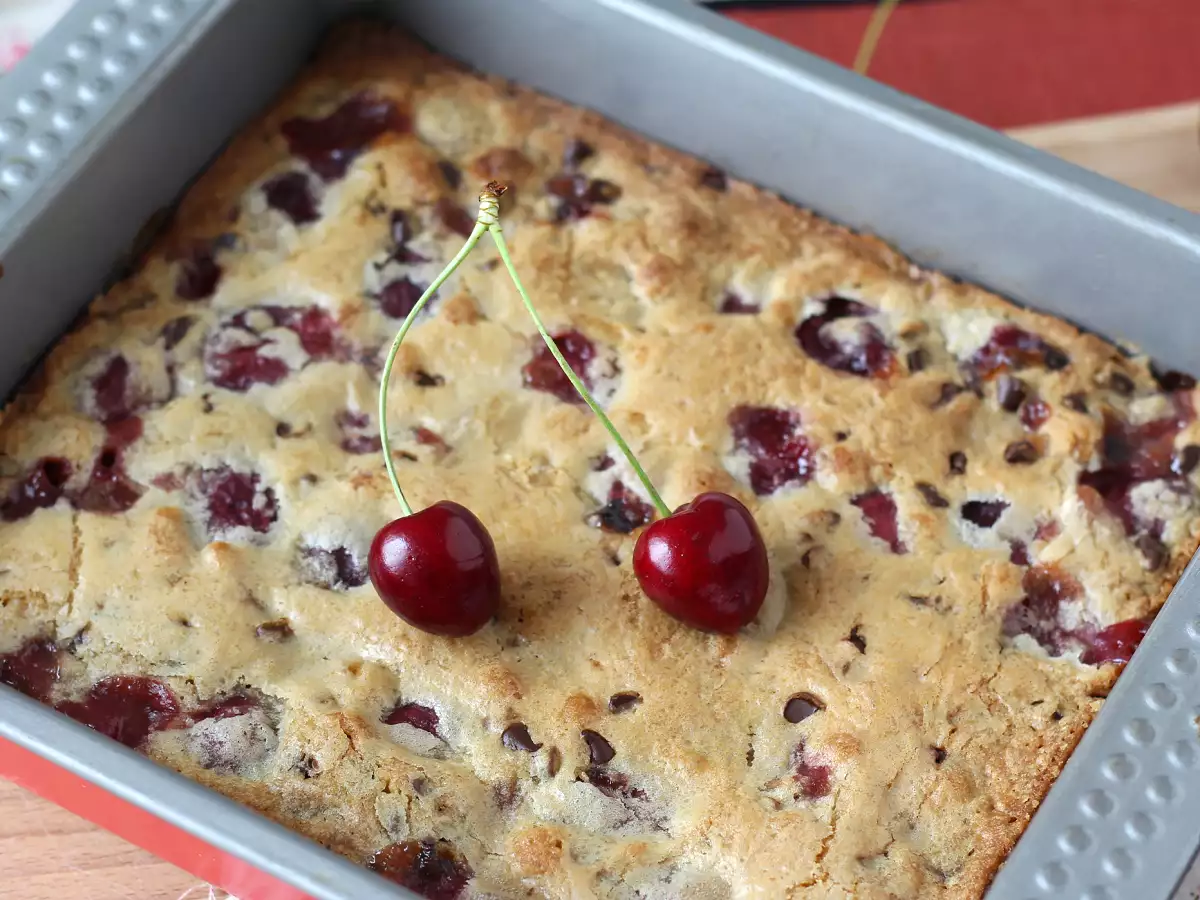 Blondie čerešne a čokoláda, dokonalý chrumkavý a fondánový koláč - foto 8