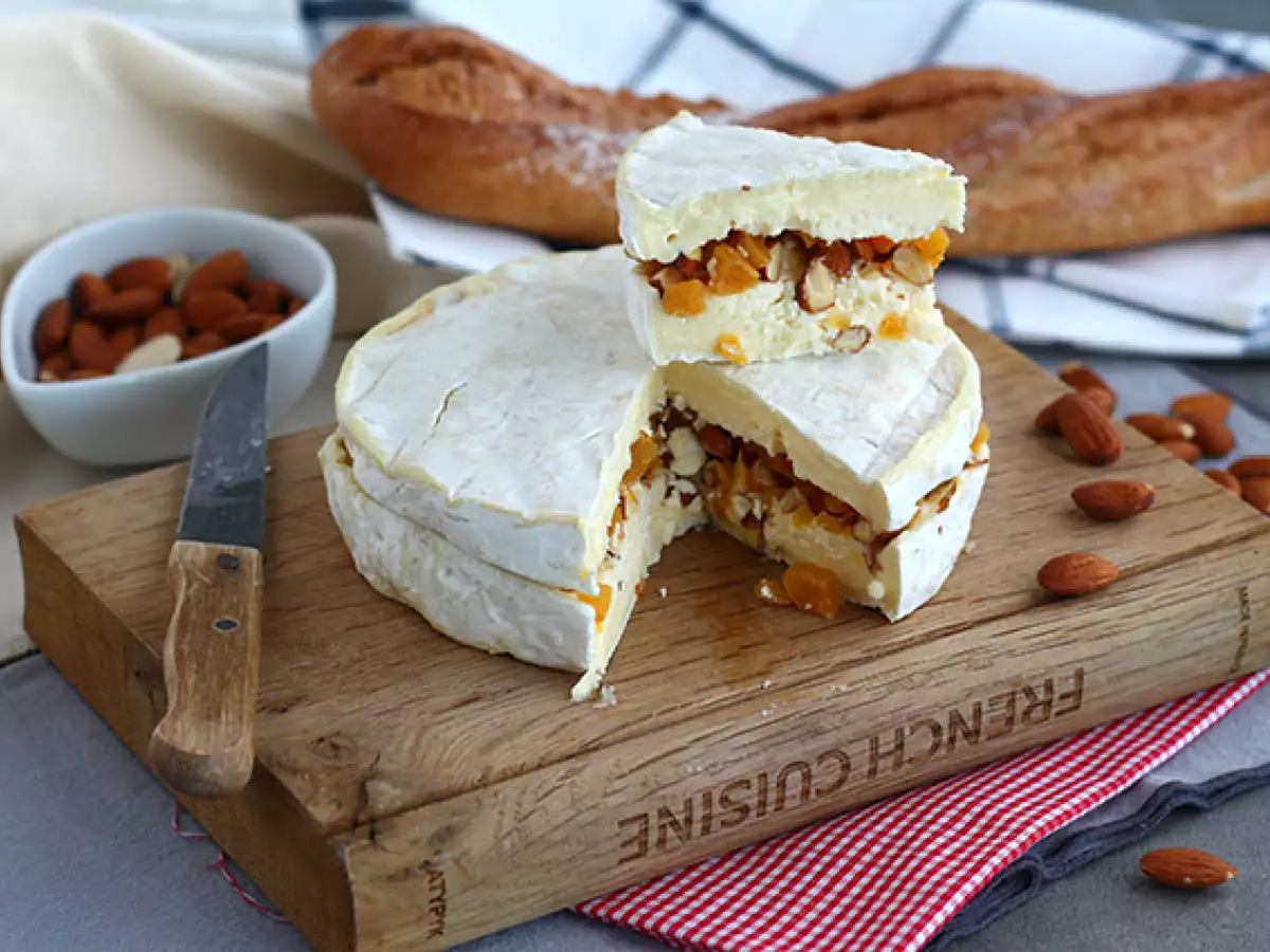 Brie s marhuľovou a mandľovou náplňou