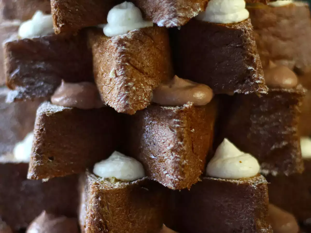 Brioška Pandoro plnená krémom Nutella a vanilkovým krémom v tvare vianočného stromčeka - foto 2