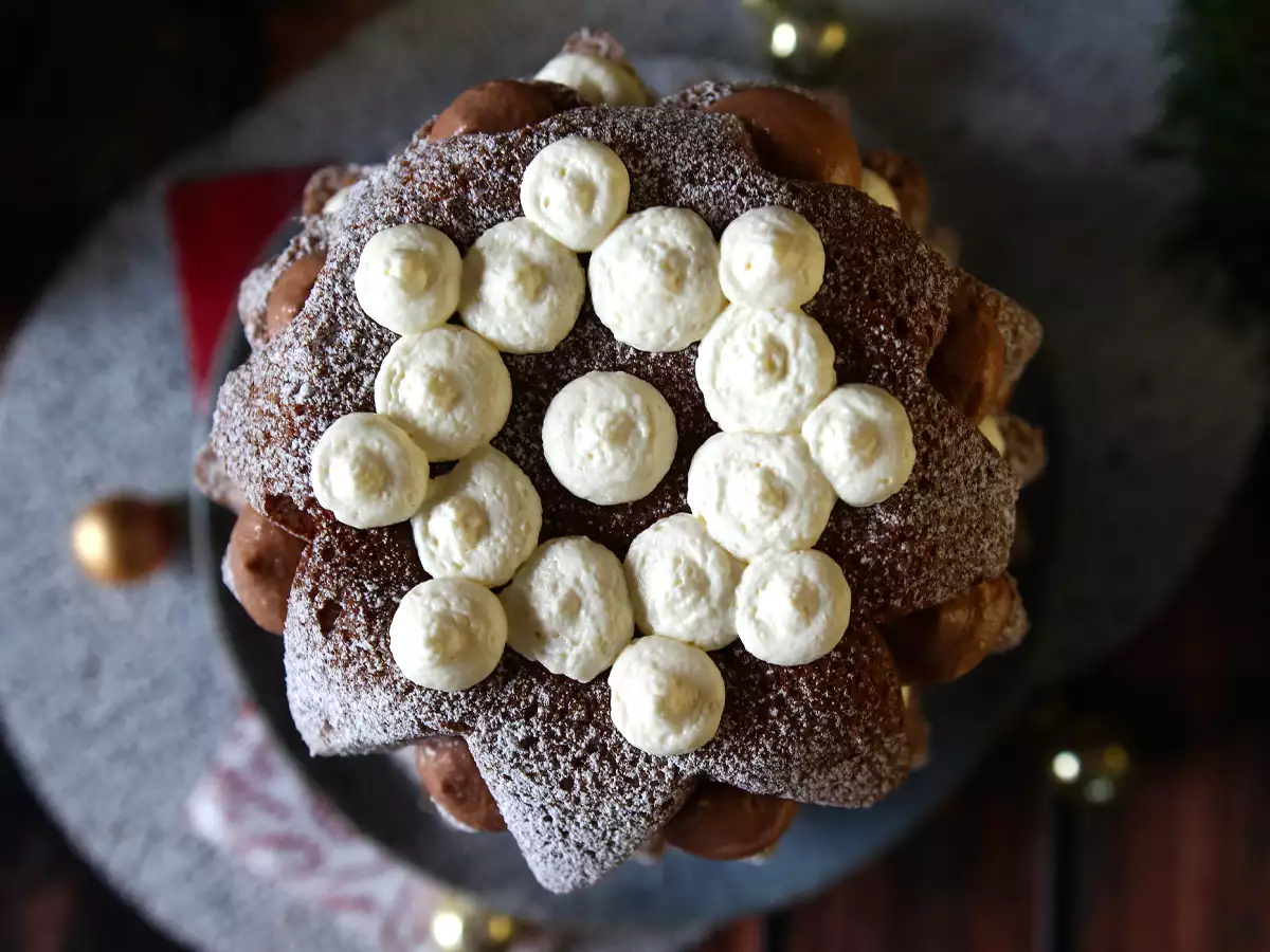 Brioška Pandoro plnená krémom Nutella a vanilkovým krémom v tvare vianočného stromčeka - foto 3