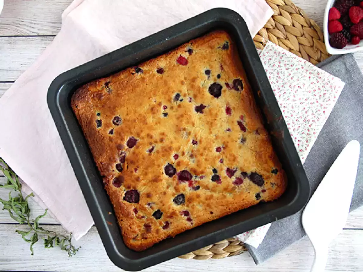 Brownie s bielou čokoládou a červeným ovocím (Blondie)