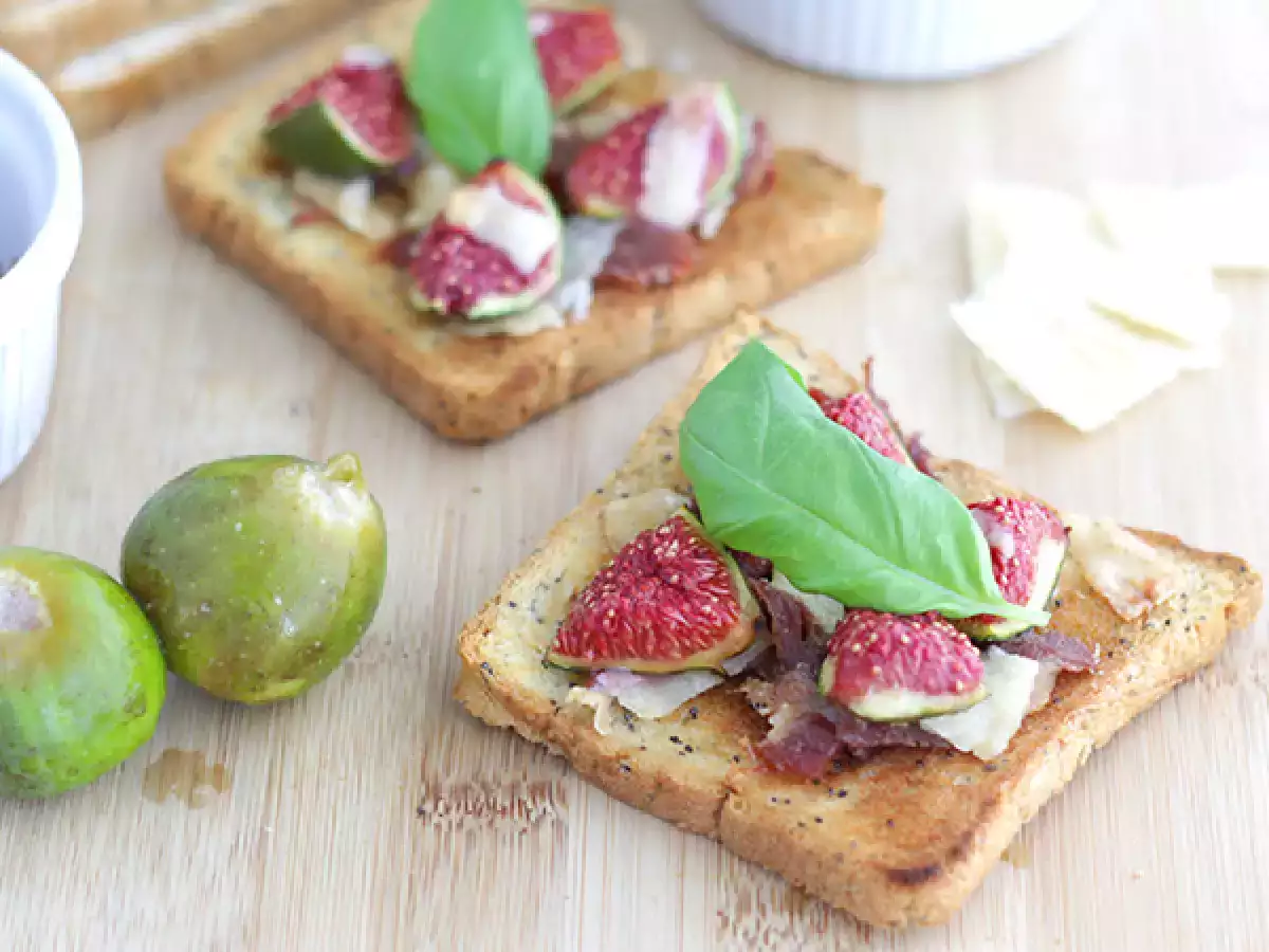 Bruschetta s figami, parmezánom a parmskou šunkou