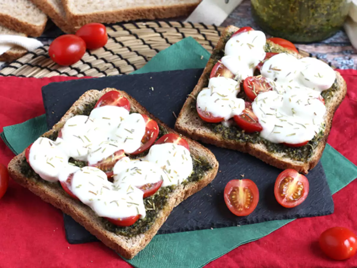 Bruschetta s pestom, cherry paradajkami a syrom mozzarella