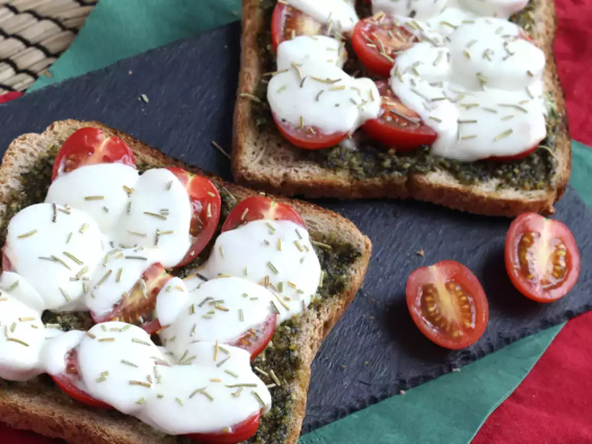 Bruschetta s pestom, cherry paradajkami a syrom mozzarella - foto 2