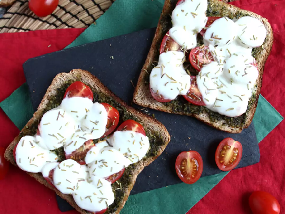 Bruschetta s pestom, cherry paradajkami a syrom mozzarella - foto 3