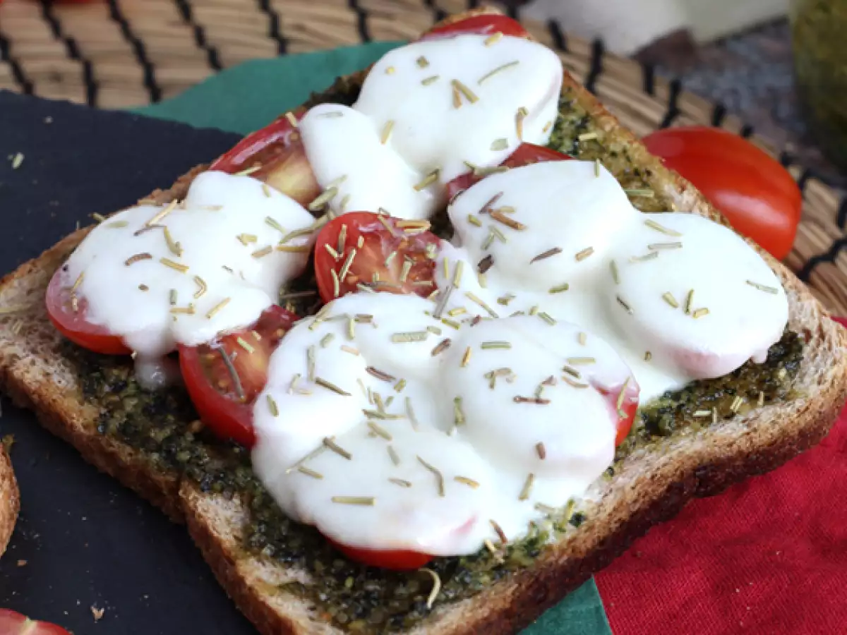 Bruschetta s pestom, cherry paradajkami a syrom mozzarella - foto 4