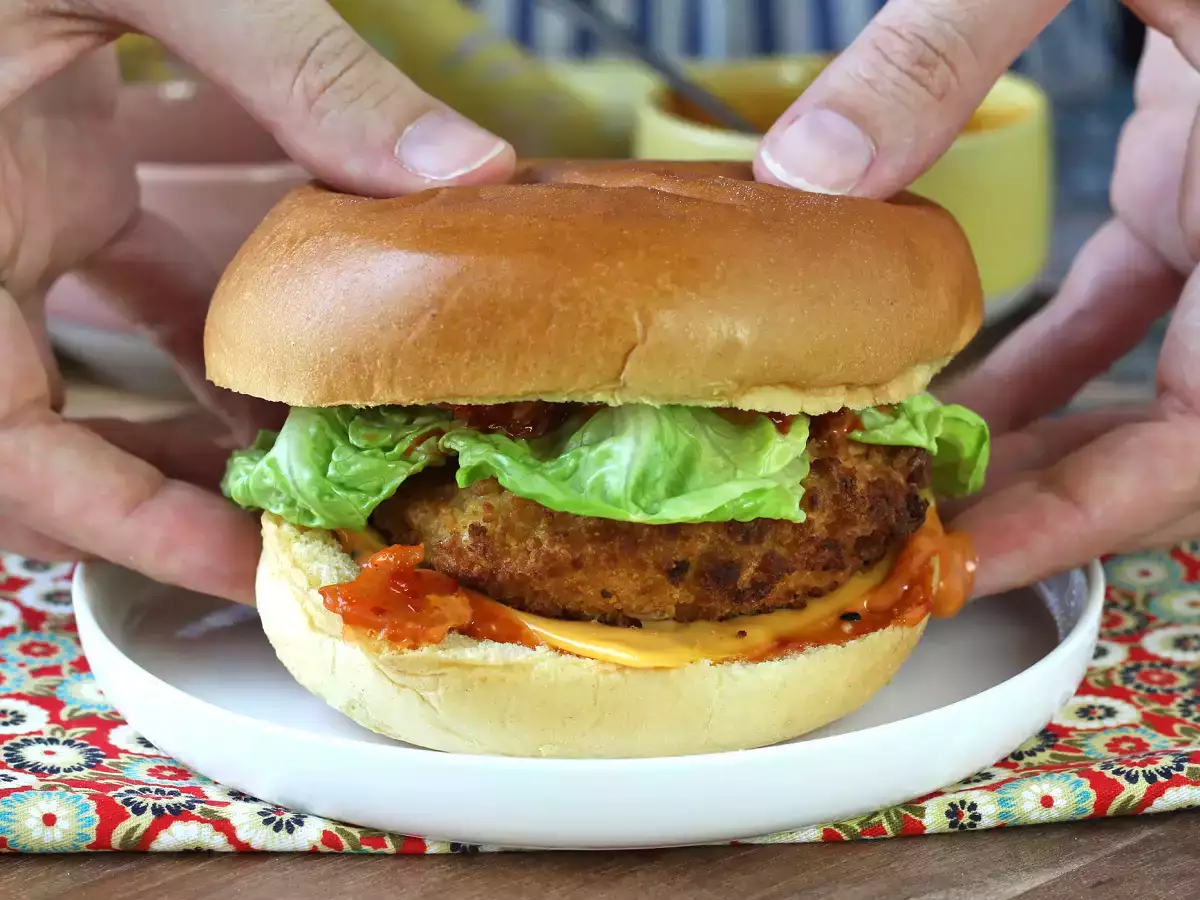 Burger s kuracím mäsom obaleným v kórejskom štýle: chrumkavý, pikantný a mimoriadne lahodný