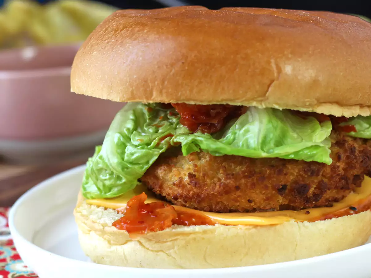 Burger s kuracím mäsom obaleným v kórejskom štýle: chrumkavý, pikantný a mimoriadne lahodný - foto 2