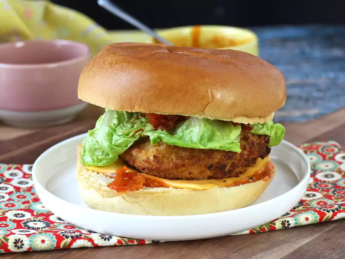 Burger s kuracím mäsom obaleným v kórejskom štýle: chrumkavý, pikantný a mimoriadne lahodný - foto 3