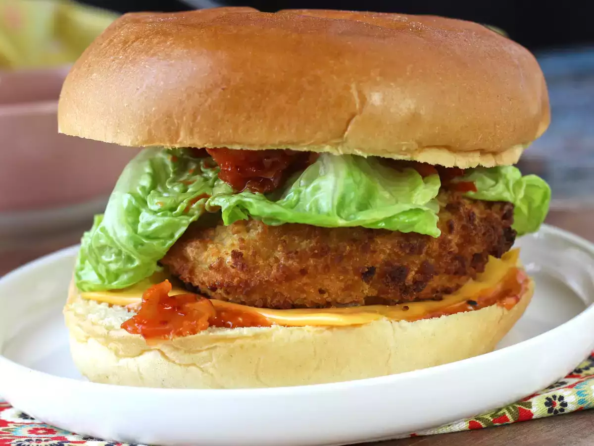 Burger s kuracím mäsom obaleným v kórejskom štýle: chrumkavý, pikantný a mimoriadne lahodný - foto 5