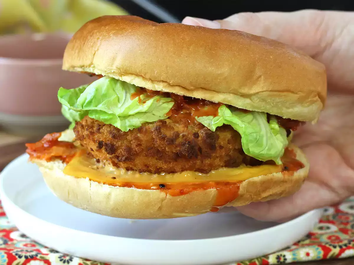 Burger s kuracím mäsom obaleným v kórejskom štýle: chrumkavý, pikantný a mimoriadne lahodný - foto 6