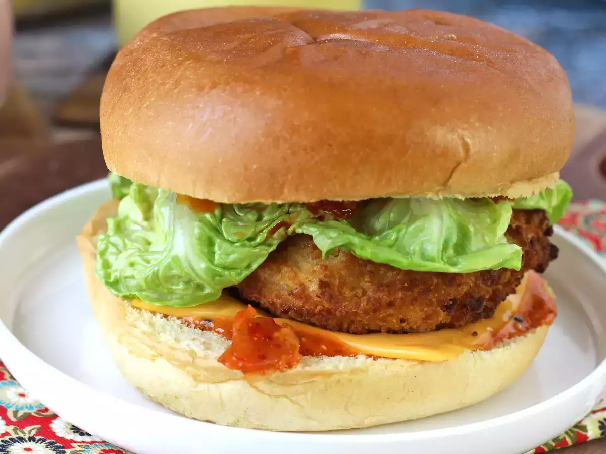 Burger s kuracím mäsom obaleným v kórejskom štýle: chrumkavý, pikantný a mimoriadne lahodný - foto 7
