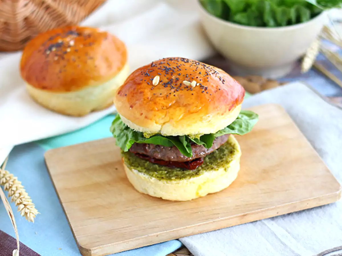 Burger v talianskom štýle: omáčka pesto, sušené paradajky, mozzarella