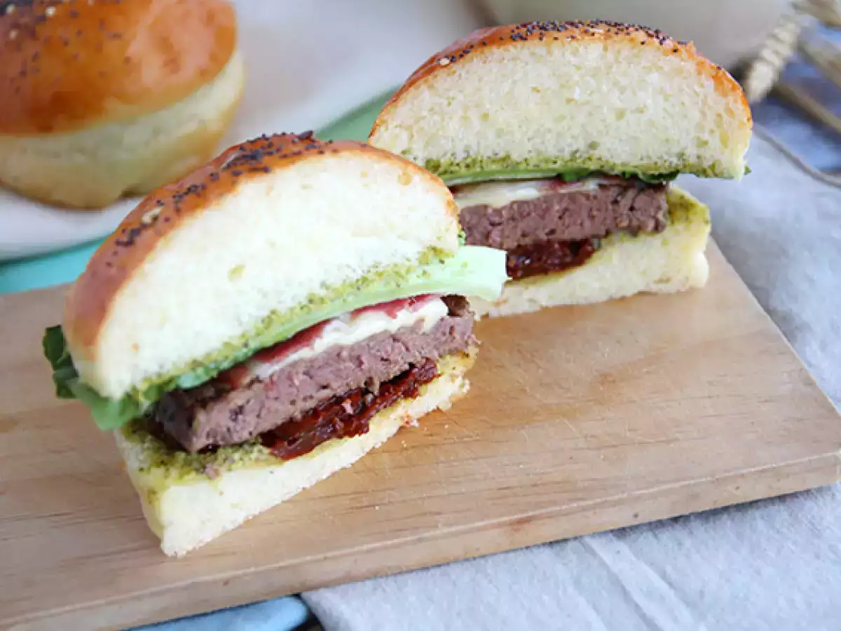 Burger v talianskom štýle: omáčka pesto, sušené paradajky, mozzarella - foto 2