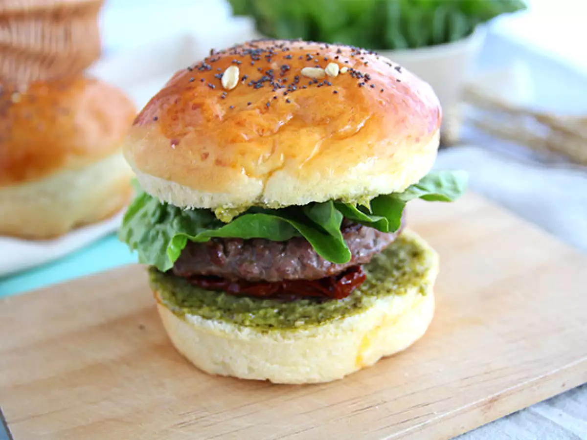 Burger v talianskom štýle: omáčka pesto, sušené paradajky, mozzarella - foto 3