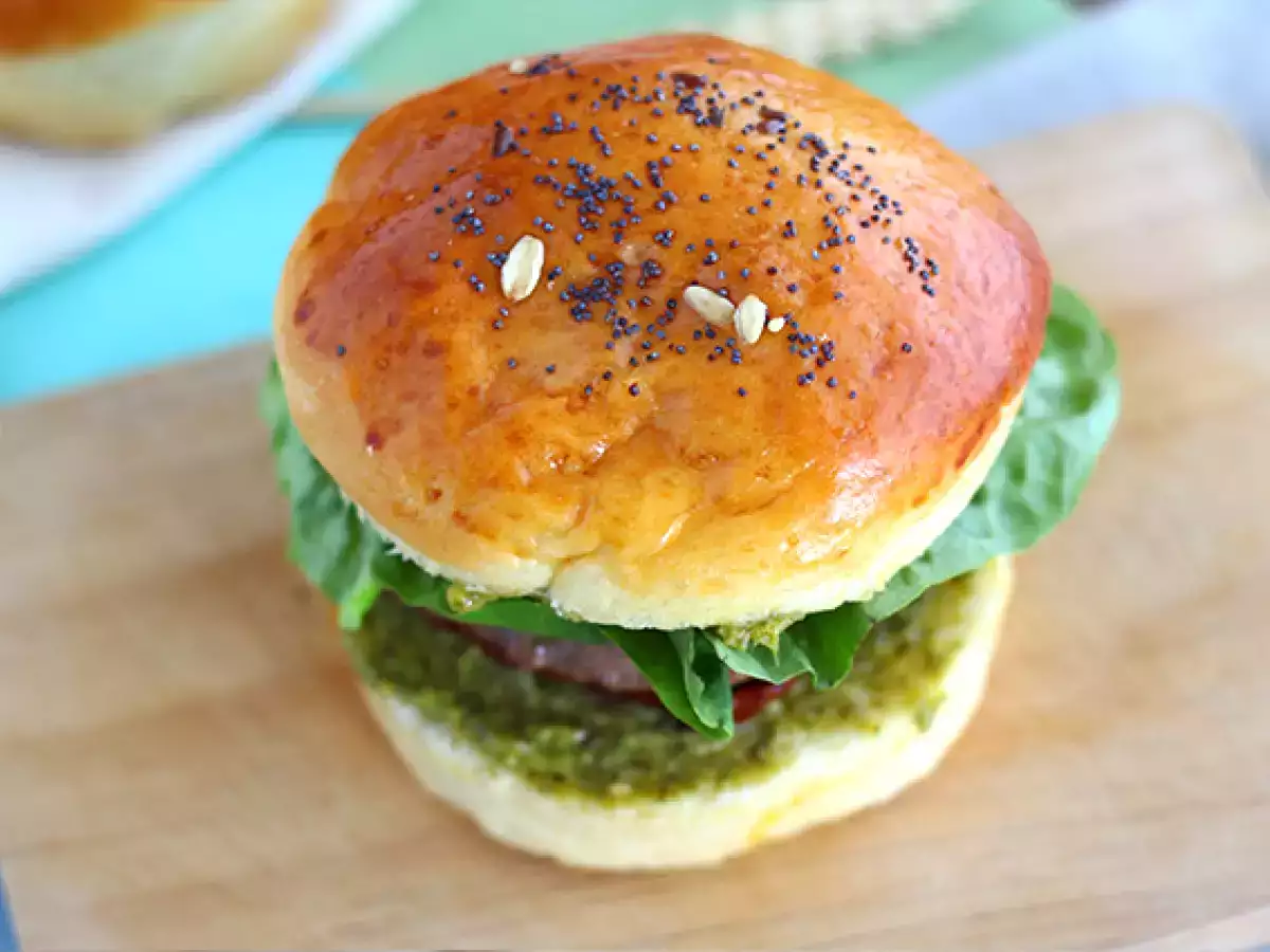 Burger v talianskom štýle: omáčka pesto, sušené paradajky, mozzarella - foto 5