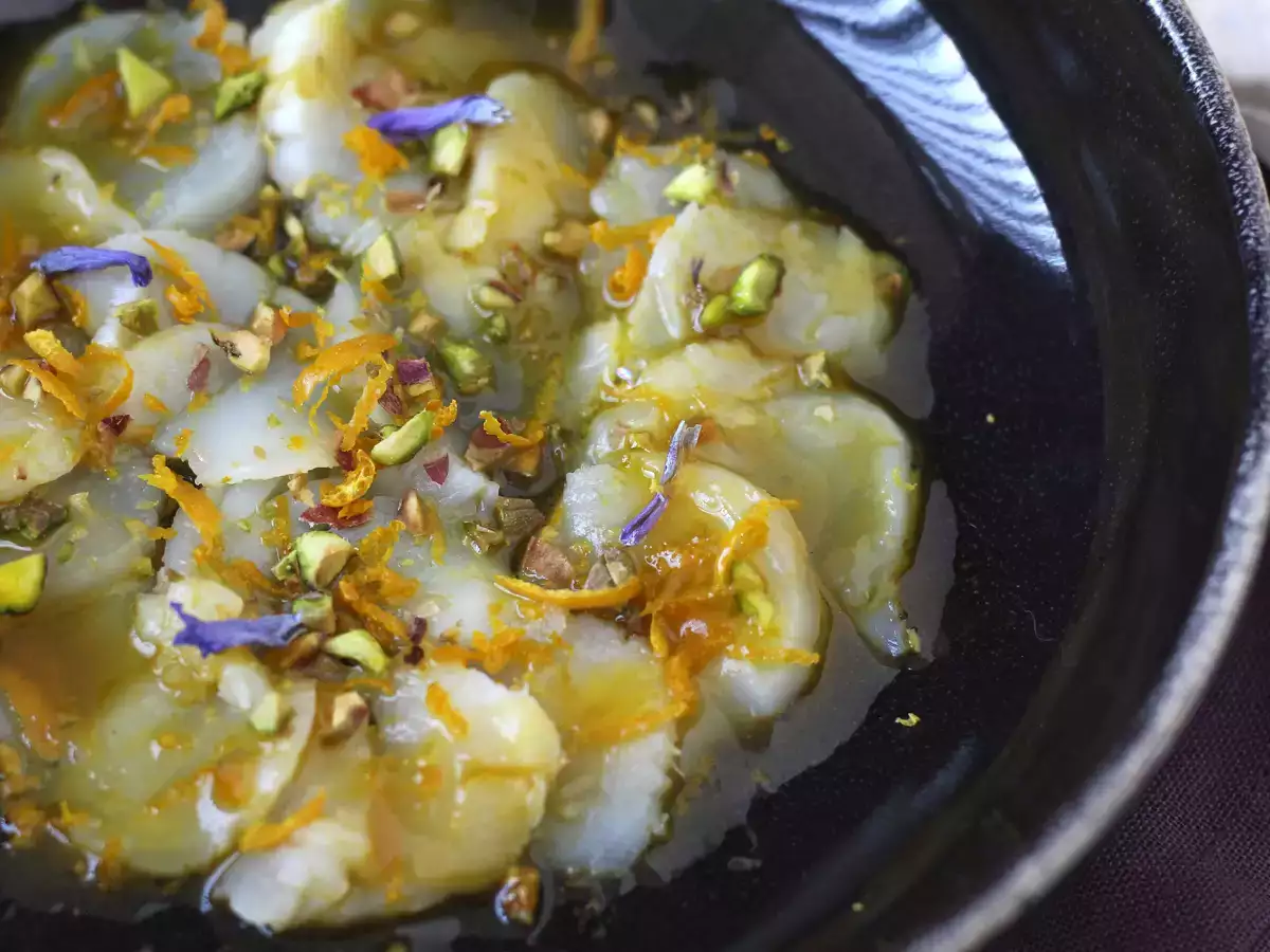 Carpaccio z hrebenatiek s citrusovým vinaigrette a pistáciami, elegantný a ľahko pripraviteľný predkrm.