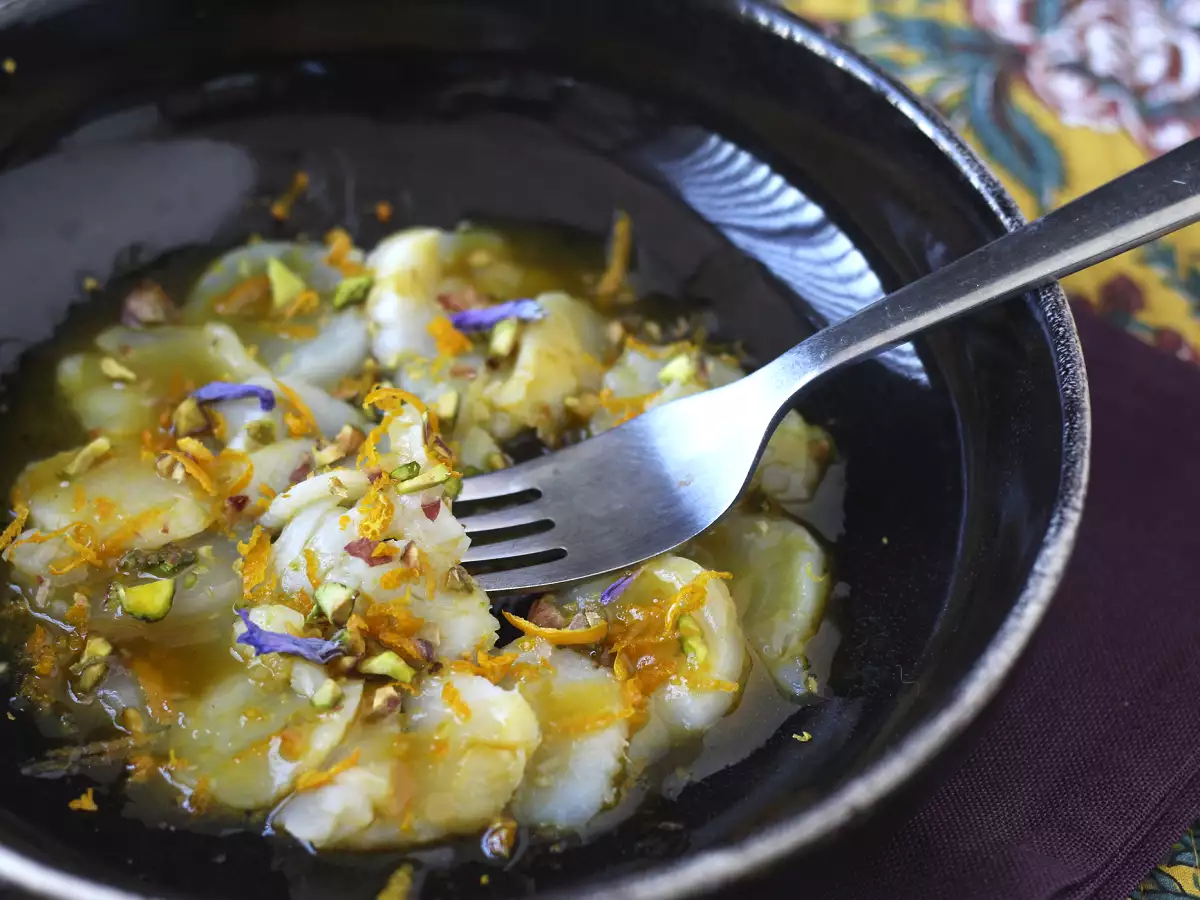 Carpaccio z hrebenatiek s citrusovým vinaigrette a pistáciami, elegantný a ľahko pripraviteľný predkrm. - foto 2