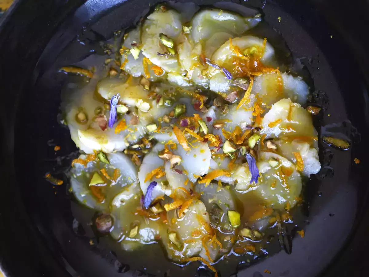Carpaccio z hrebenatiek s citrusovým vinaigrette a pistáciami, elegantný a ľahko pripraviteľný predkrm. - foto 3
