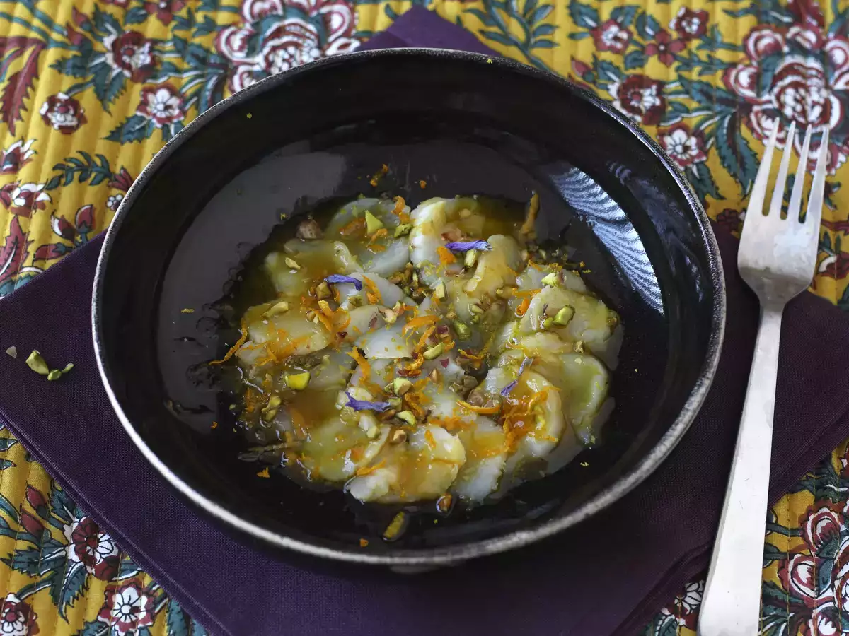 Carpaccio z hrebenatiek s citrusovým vinaigrette a pistáciami, elegantný a ľahko pripraviteľný predkrm. - foto 4