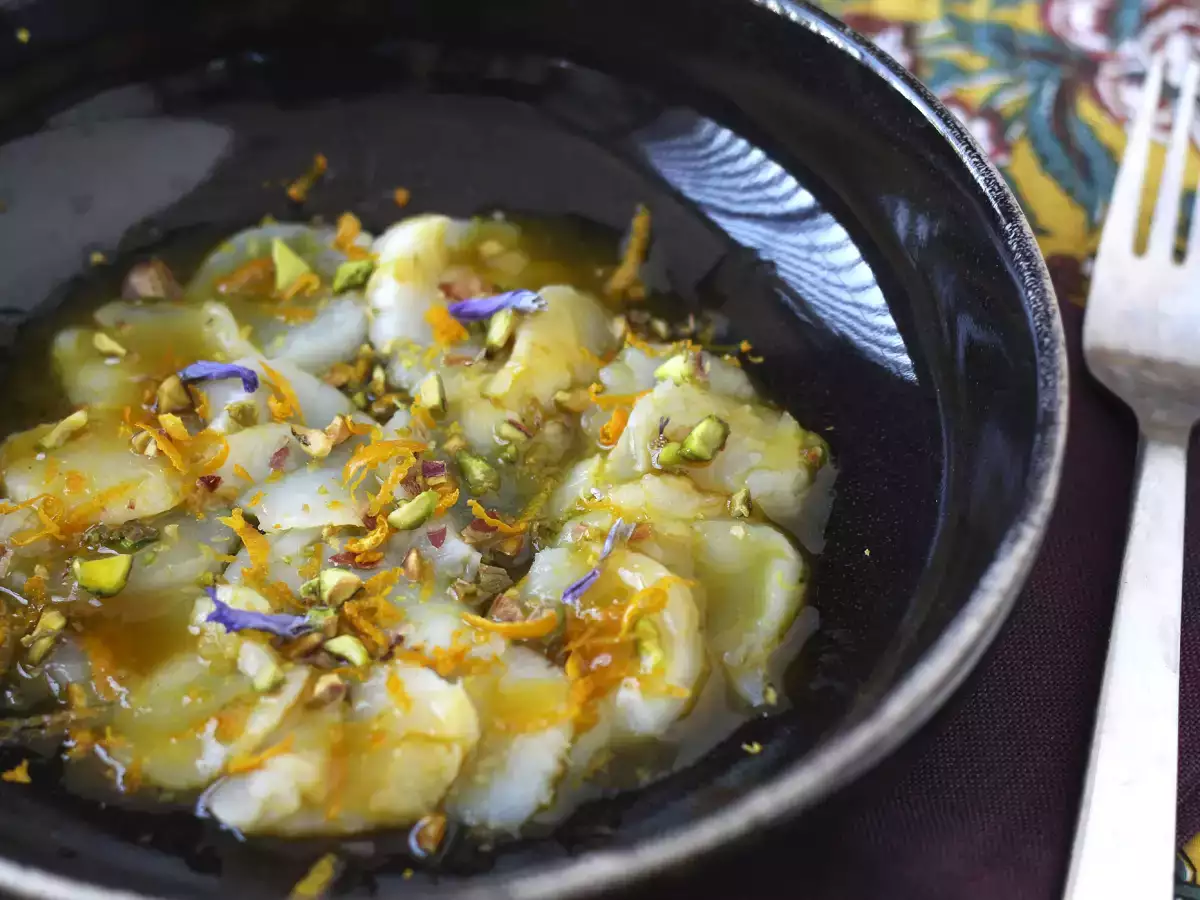 Carpaccio z hrebenatiek s citrusovým vinaigrette a pistáciami, elegantný a ľahko pripraviteľný predkrm. - foto 5