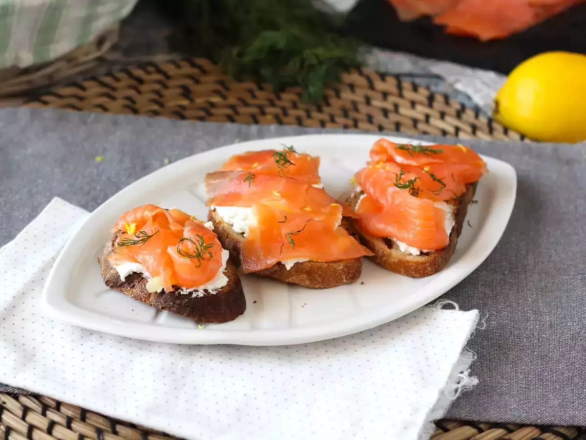 Čerstvý kozí syr a údený losos na toaste