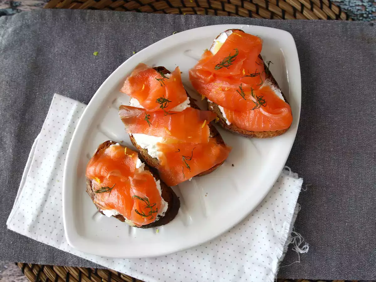 Čerstvý kozí syr a údený losos na toaste - foto 2