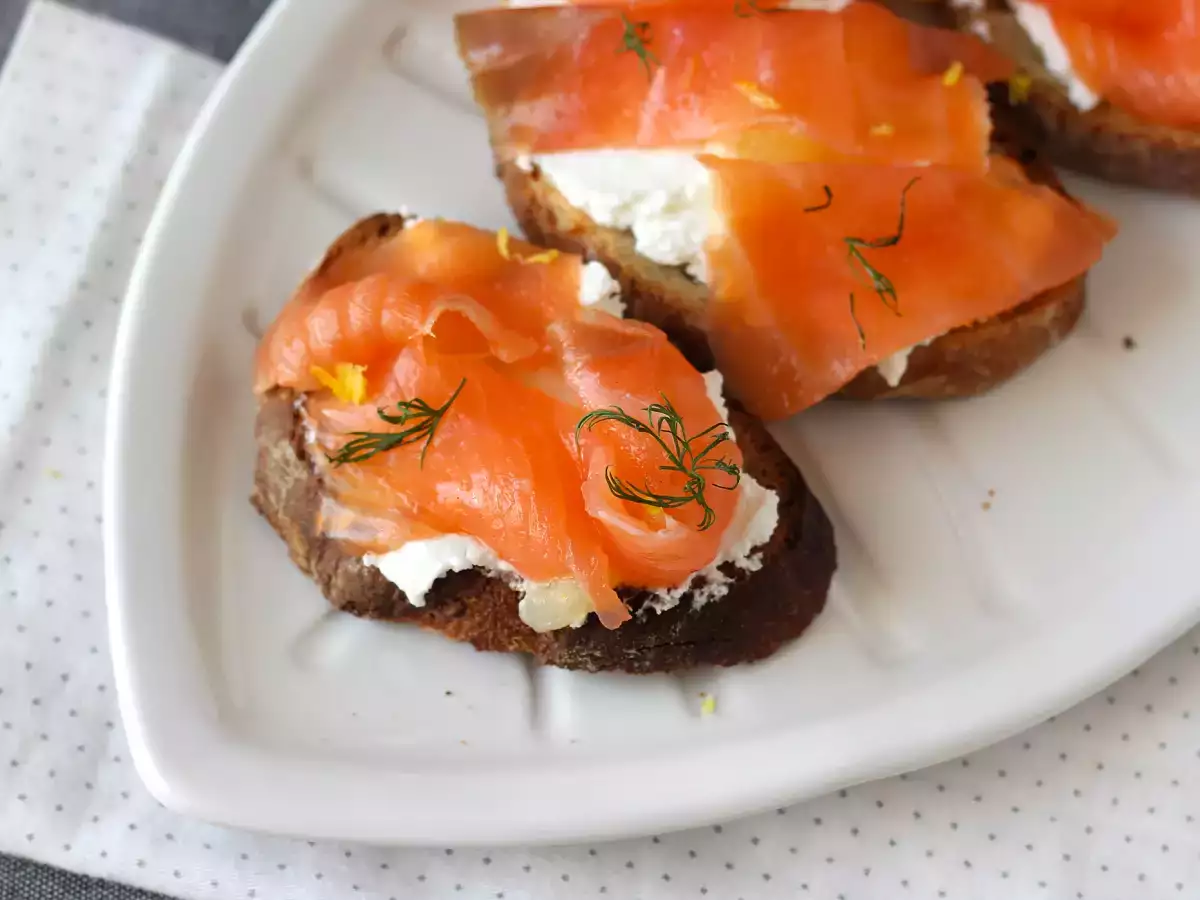 Čerstvý kozí syr a údený losos na toaste - foto 3
