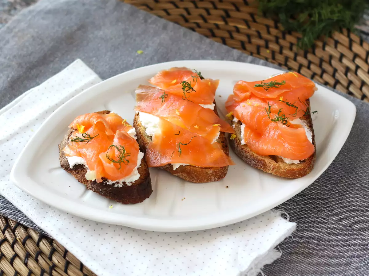 Čerstvý kozí syr a údený losos na toaste - foto 4