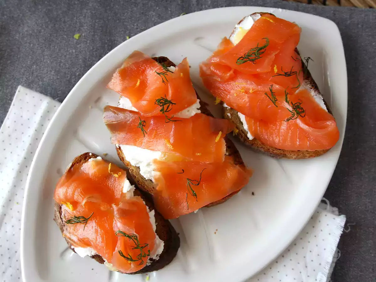 Čerstvý kozí syr a údený losos na toaste - foto 5