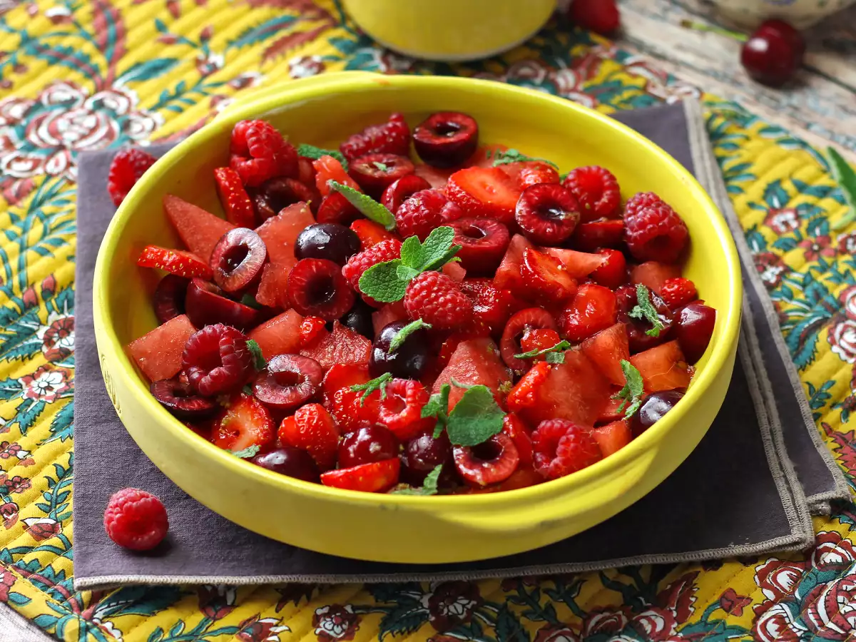 Červený ovocný šalát: jahody, maliny, čerešne a melón, ideálny na leto! - foto 2