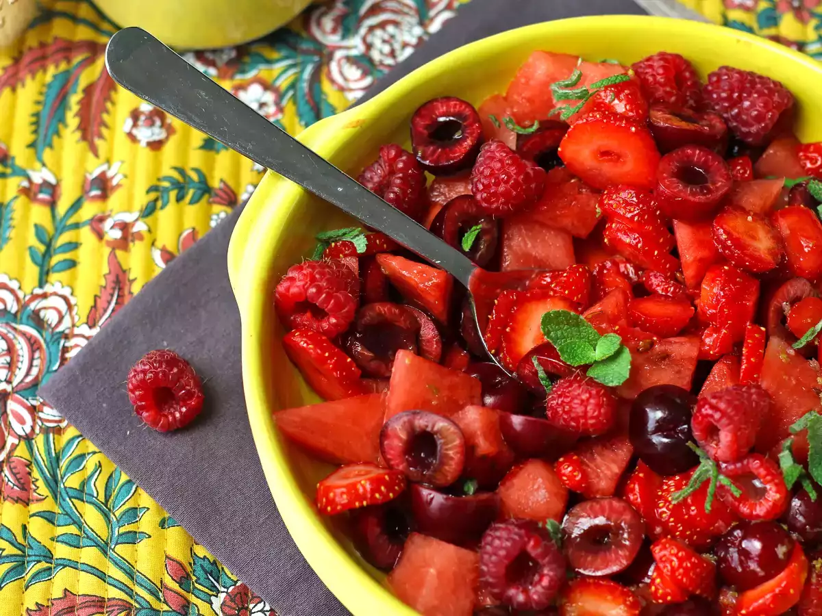 Červený ovocný šalát: jahody, maliny, čerešne a melón, ideálny na leto! - foto 3