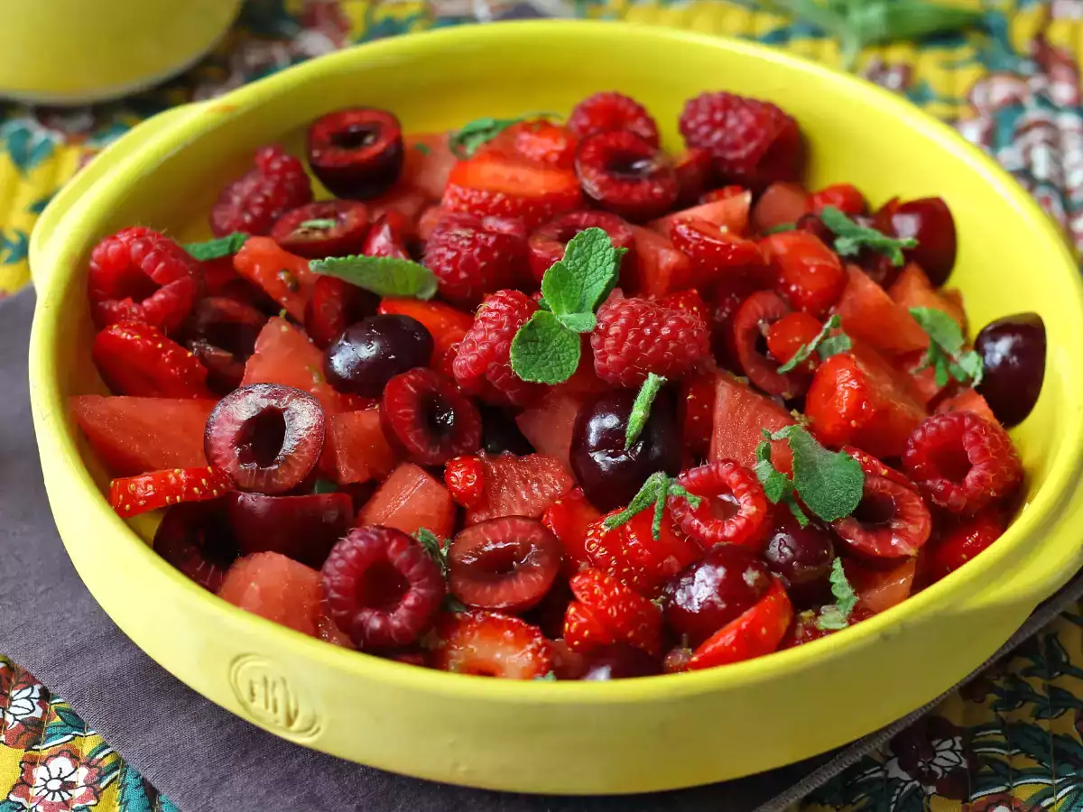 Červený ovocný šalát: jahody, maliny, čerešne a melón, ideálny na leto! - foto 4