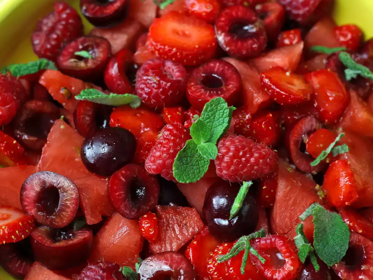 Červený ovocný šalát: jahody, maliny, čerešne a melón, ideálny na leto! - foto 5