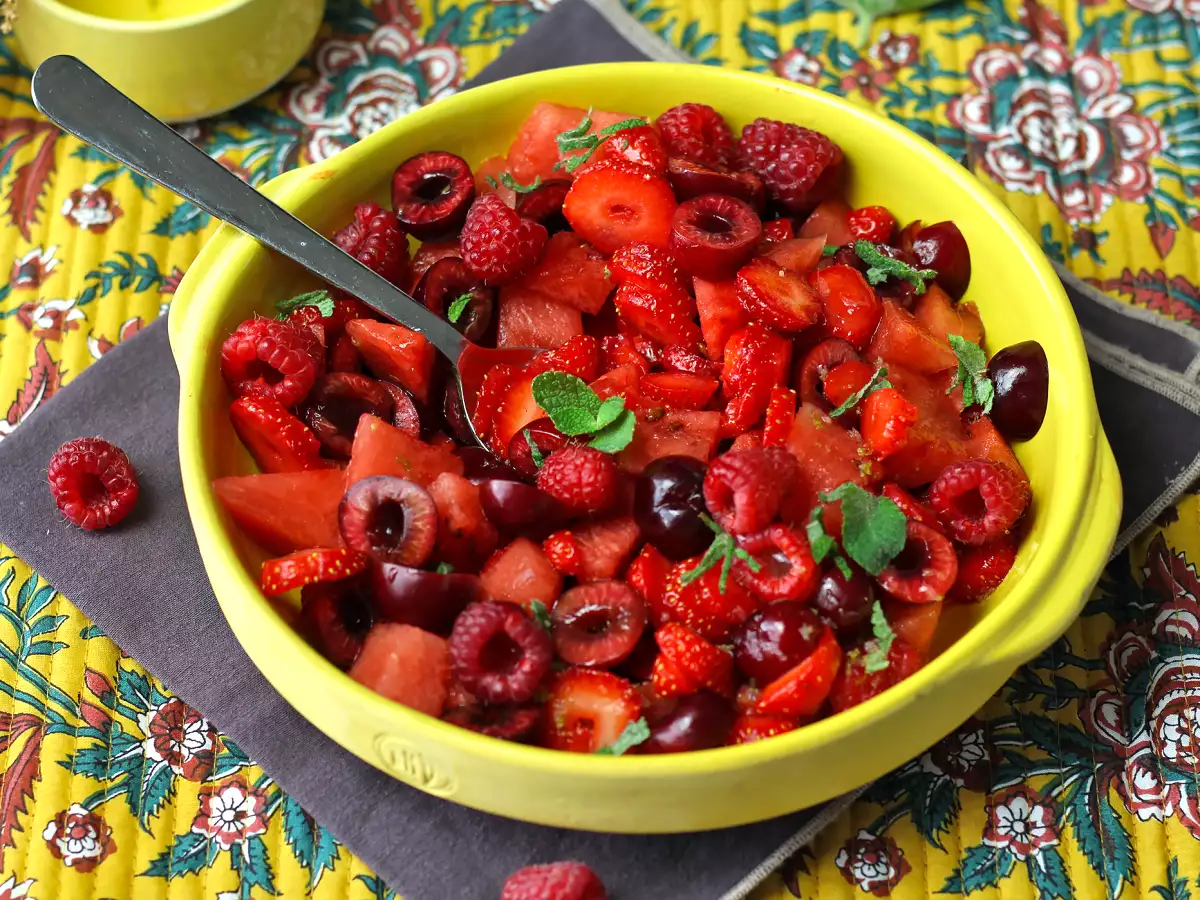 Červený ovocný šalát: jahody, maliny, čerešne a melón, ideálny na leto! - foto 6