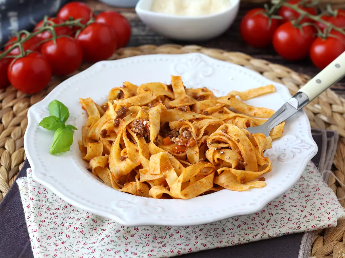Cestoviny s bolonskou omáčkou - tagliatelle al ragù alla bolognese - foto 2