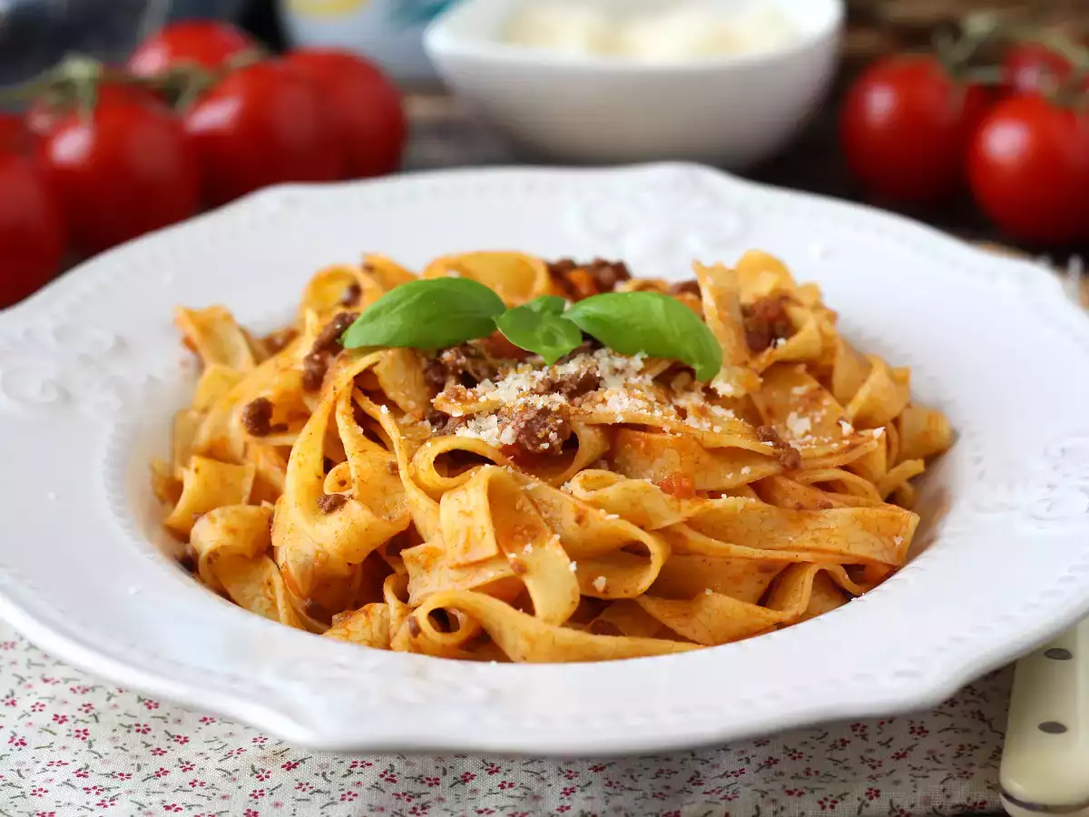 Cestoviny s bolonskou omáčkou - tagliatelle al ragù alla bolognese - foto 3