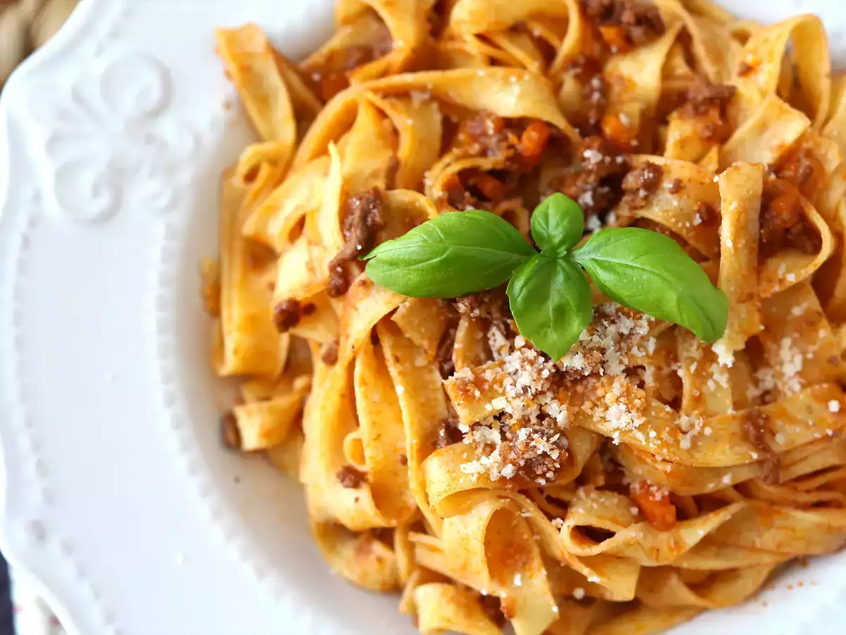 Cestoviny s bolonskou omáčkou - tagliatelle al ragù alla bolognese - foto 4