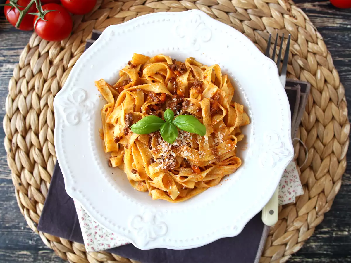 Cestoviny s bolonskou omáčkou - tagliatelle al ragù alla bolognese - foto 5