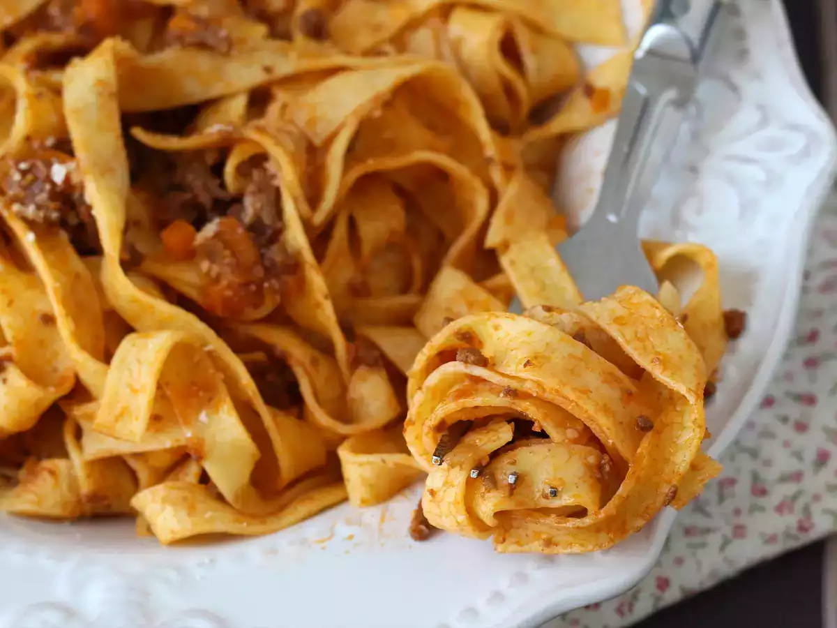 Cestoviny s bolonskou omáčkou - tagliatelle al ragù alla bolognese - foto 7