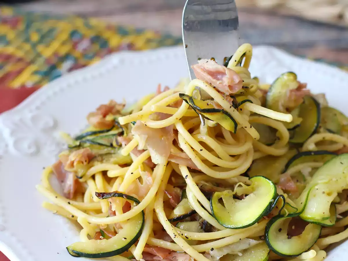 Cestoviny s cuketou a chrumkavým špekom: jednoduchý recept na obed aj večeru - foto 3