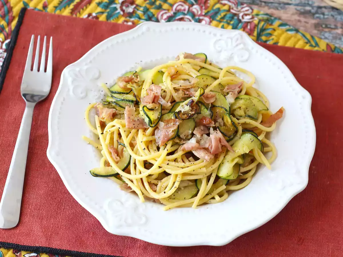 Cestoviny s cuketou a chrumkavým špekom: jednoduchý recept na obed aj večeru - foto 4