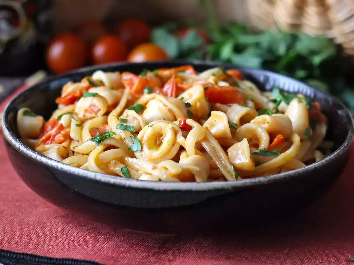 Cestoviny s mrazenými kalamármi a cherry paradajkami: jednoduchý a chutný recept - foto 2