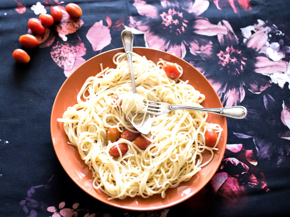 Cestoviny s parmezánovou omáčkou a cherry paradajkami